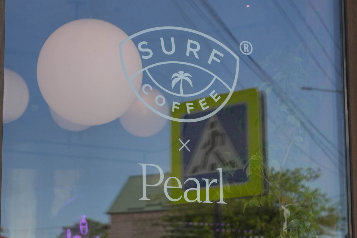 Витрина кофейни Surf Coffee® x Pearl с логотипом на стекле